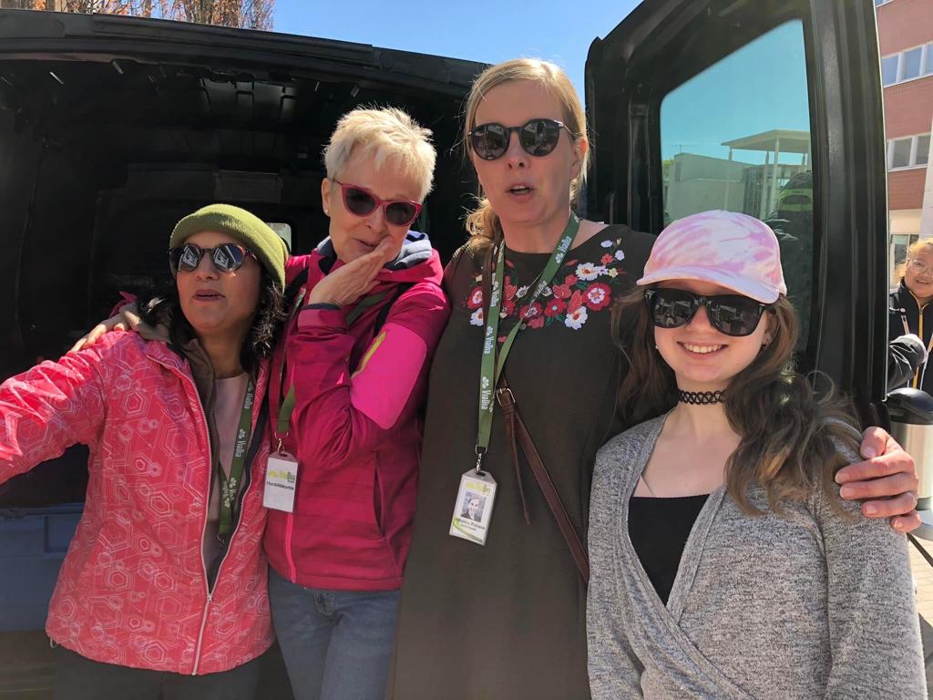 Read more about the article Tekeekö hyvinvointiyhteiskunta, raha tai menestyksekäs ura onnelliseksi? — Koomikot selvittivät, miksi Suomi on maailman onnellisin maa